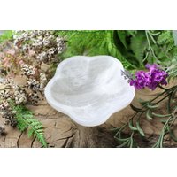 Selenitschale Blume | Entladeschale Selenit Zum Aufladen Schale in Blütenform von HappinessandLoveDE