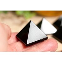 Turmalin Schörl Pyramide | Edelsteinpyramide Aus Turmalinpyramide von HappinessandLoveDE