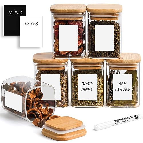 Happy Lemuro Gewürzgläser Eckig [6er Set] 180 ml Glas Vorratsdosen mit Holzdeckeln, Etiketten zum Beschriften, Stift. 6x6x8,5 cm Gewürzbehälter, Gläser für Gewürzaufbewahrung, Gewürz Organizer von Happy Lemuro