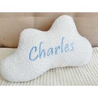 Besticktes Baby Namenskissen, Weiche Fleece Kinderzimmer Dekoration Besticktes Baby Namenskissen, Weiche Fleece Kinderzimmer Dekoration von HappyBabyEU