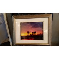 Durch Den Sturm Reiten Radfahren Foto Gerahmt Durch Den Sturm Reiten Radfahren Foto Gerahmt von HappyCowStudio