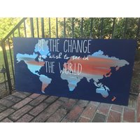 Handgemaltes Schild Ghandi Spruch, Benutzerdefinierte Farben von HappyHootCreation