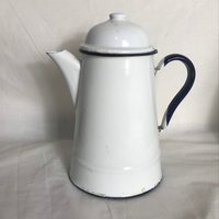 Vintage Emaille Kaffeekanne - Krug Vase Weiße Und Blaue Made in Poland 1960Er Jahre 8, 5 "Gc von HappyHyacinthVintage