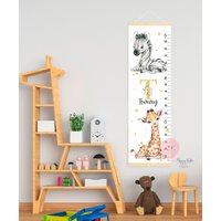 Höhentabelle Safari Tiere Dschungel Wachstumskarte Giraffe Und Zebra Kinderzimmer Dekor Mit Goldener Floraler Initiale von HappyKidsStoreUA