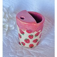 Vorbestellung Erdbeeren Für Immer Handgemacht To Go Becher-Handgemachter Reisebecher-Süßer Reisebecher-Erdbeerbecher-Handgemachter Becher von HappyLilBear