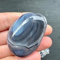 Botswana Achat Handschmeichler 57mm | Einzelstück Streifenachat Trommelstein Botswana Achat Handschmeichler 57mm | Einzelstück Streifenachat Trommelstein von HappyMinerals