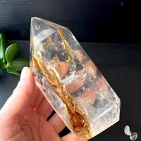 Goldener Heilerquarz Spitze | 12cm Polierter Kristall Mit Rutil Einschlüssen Solarplexus & Kronenchakra Sternzeichen Löwe Steinbock Goldener Heilerquarz Spitze | 12cm Polierter Kristall Mit Rutil Einschlüssen Solarplexus & Kronenchakra Sternzeichen Löwe Steinbock von HappyMinerals