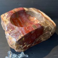 Große Steinschale 1500 Gramm Rote Fossile Holzschale Mit Roher Und Polierter Kante von HappyMinerals