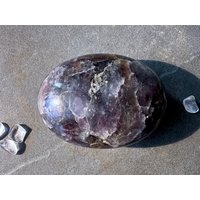 Iolith Sonnenstein 6, 5 cm Handschmeichler Wassersaphir, Cordierit Geschliffen Sorgenstein von HappyMinerals