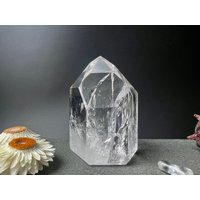 Klarer Quarz Turm 6cm Mit Bunten Einschlüssen in Regenbogen Farben von HappyMinerals