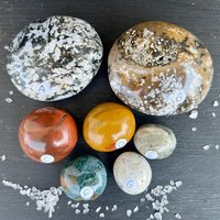 Kugeljaspis | Du Suchst Dir Madagaskar Chalcedon Handschmeichler von HappyMinerals