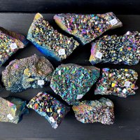 Rainbow Aura Titanium Amethyst Kristall-Cluster | Du Wählst Bunte Steine Mit Coating Rainbow Aura Titanium Amethyst Kristall-Cluster | Du Wählst Bunte Steine Mit Coating von HappyMinerals