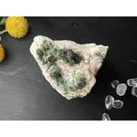 Roher Grüner Turmalin Und Pinker Lithium Lepidolith in Einer Albit Specimen Edelstein Gruppe von HappyMinerals