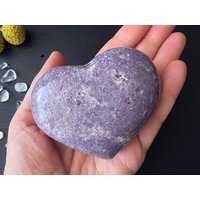 xl Lithium Lepidolith Herz 3, 5 Zoll Purple Mica 390 Gramm Bauschiger Herzförmiger Stein von HappyMinerals