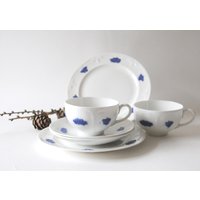 Teegedeck Blaue Blume, Gustavsberg Schweden. Paar Tasse, Unterteller Und Teller. Blo Blom, Alt Teegedeck Blaue Blume, Gustavsberg Schweden. Paar Tasse, Unterteller Und Teller. Blo Blom, Alt von HappyMooseVintage