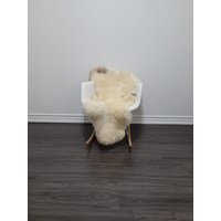 Echter Naturbelassener Single Sheepskin Rug Weicher Dichter Flor Gefleckter Schaffell Teppich Exklusiver Wurfteppich von HappySheepsFarm