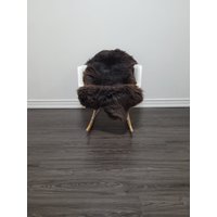 Echter Naturbelassener Single Sheepskin Rug Weicher Dichter Flor Gefleckter Schaffell Teppich Exklusiver Wurfteppich von HappySheepsFarm