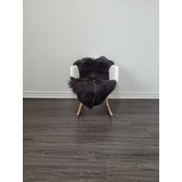 Echter Naturbelassener Single Sheepskin Rug Weicher Dichter Flor Gefleckter Schaffell Teppich Exklusiver Wurfteppich von HappySheepsFarm