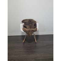 Echter Naturbelassener Single Sheepskin Rug Weicher Dichter Flor Gefleckter Schaffell Teppich Exklusiver Wurfteppich von HappySheepsFarm