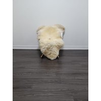 Echter Naturbelassener Single Sheepskin Rug Weicher Dichter Flor Gefleckter Schaffell Teppich Exklusiver Wurfteppich von HappySheepsFarm