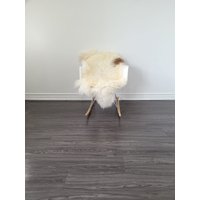 Echter Naturbelassener Single Sheepskin Rug Weicher Dichter Flor Gefleckter Schaffell Teppich Exklusiver Wurfteppich von HappySheepsFarm