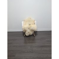 Echter Naturbelassener Single Sheepskin Rug Weicher Dichter Flor Gefleckter Schaffell Teppich Exklusiver Wurfteppich von HappySheepsFarm