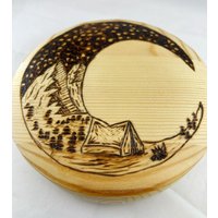 Berg in Der Mondsichel Schmuckschachtel | Brandmalerei/Pyrographie Runde Holzbox |Schatzkiste Andenken|Schatzkiste Camping Zelt Outdoor von HappyThoughts108