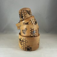 Honigbiene Wabenholz Messbecher Set | Brandmalerei/Holzbrand Kunst Einzigartiges Küchengeschenk Honig Hummel Hexagon von HappyThoughts108