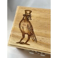 Hut-Krähe Holzverbrannte Schmuckbox, Holzgebrannte Kunst-Pyrographie, Schmuck-Schatz-Andenken-Truhe, Raben-Vogel-steampunk-Krähen von HappyThoughts108