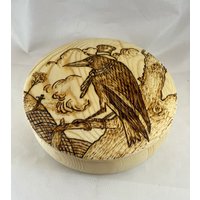 Krähe Mit Zylinder Und Schal Schmuckschachtel | Brandmalerei/Pyrographie| Runde Holzkiste Schmuck Schatz Andenken Aufbewahrung| Abgesetzter Deckel von HappyThoughts108