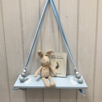 Schaukelregal Aus Holz | Blau Lackiertes Regal Hängende Perlenregal Blaue Graue Weißer Hase Silhouette Jungen Kinderzimmer Dekor von Harilie