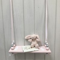 Schaukelregal Aus Holz | Pink Lackiertes Regal Hängende Perlenregal Rosa Graue Weißer Hase Silhouette Kinderzimmer Dekor von Harilie