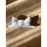 Kerzenhalter in Schleifenform Kerzenhalter in Schleifenform von HarmonyHomeCreativ