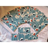 Tischsets Und Untersetzer. Hübsche Bunte Blumen Auf Blau von HarpandBalalaika