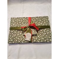Weihnachtstischsets Und Untersetzer - Weihnachtsgedecke Feiertags-Tischsets Weihnachtstischabnutzung. Blatt Der Grünen Goldenen Stechpalme Weihnachtstischsets Und Untersetzer - Weihnachtsgedecke Feiertags-Tischsets Weihnachtstischabnutzung. Blatt Der Grünen Goldenen Stechpalme von HarpandBalalaika