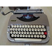 Scheidegger Princess Matic Schreibmaschine Im Lederetui von Harriestypewriters