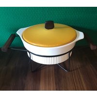 Mid Century Kasserolle Mit Gelbem Deckel Und Teakholz Griffen von Harrlowretro