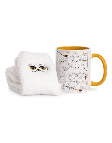 Harry Potter Damen-Becher- und Socken-Set | Erwachsene Hedwig Schneeeule Wadensocken mit Grafikdruck und Keramiktasse in Grau | Damen Nimbus 2000 Besenstiel und Buchstabe Heißgetränkebecher von Harry Potter