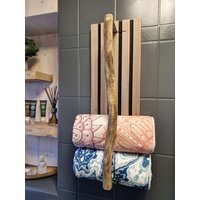 Naturholz Handtuchhalter, Altholz Regal, Handtuchaufbewahrung, Handtuchschrank, Badmöbel Mit Handtuchhacken von HarryWOODDesign
