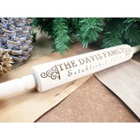Geprägte Nudelholz Einweihungsparty Geschenk Für Frisch Vermählte Personalisierte Mit Graviertem Nachnamen Hochzeitsgeschenk Holz Jahrestagsgeschenk Geprägte Nudelholz Einweihungsparty Geschenk Für Frisch Vermählte Personalisierte Mit Graviertem Nachnamen Hochzeitsgeschenk Holz Jahrestagsgeschenk von HartGiftCo