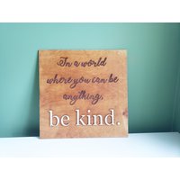 In Einer Welt, in Der Du Alles Sein Kannst Be Kind Zeichen Wand Kunst Kinderzimmer Wohndekor Familie Inspirierend Zitat Wandbehang Holzschild von HartGiftCo