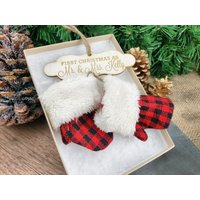 Unsere Erste Weihnachtsverzierung Verheiratet Personalisierte Weihnachtsverzierungen Mr Und Mrs Geschenke Paar Frischvermählten Geschenk Just Unsere Erste Weihnachtsverzierung Verheiratet Personalisierte Weihnachtsverzierungen Mr Und Mrs Geschenke Paar Frischvermählten Geschenk Just von HartGiftCo