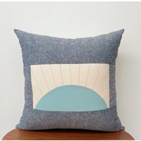 Blau Und Rosa Sunburst Leinen Kissenbezug Chambray Pink Sunrise Nähte Creme Magenta Sun Rays Kissen von HartleyJonesDesign