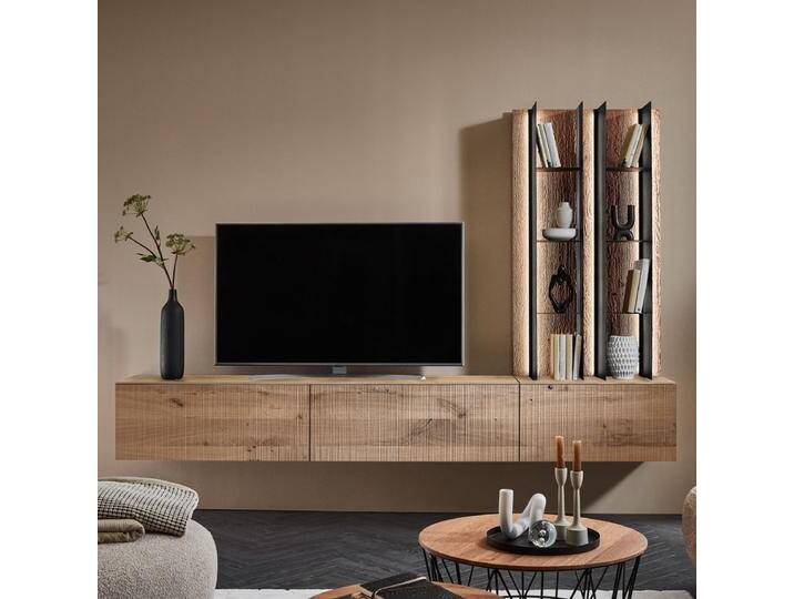 Hartmann Vara Wohnkombination V44 in Kerneiche Umato Massivholz sägerau gebürstet mit Aufsatzpaneel mit Metallregalen Beleuchtung optional wählbar von Hartmann