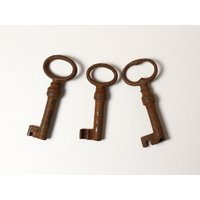 Drei | 3 Antike Skeletttasten, Alte Rostige Schlüssel, Vintage Alte Metall Eisen Schlüsselbund von HarveysBarn
