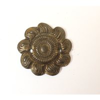 Eine Schöne Blume Vintage Messing Applikation Verschnörkte Platte Emblem von HarveysBarn