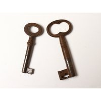 Set | 2 Antike Skelett Schlüssel, Alte Rostige Schlüssel, Vintage Alte Metall Eisen Schlüsselbund von HarveysBarn