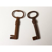 Set | 2 Antike Skelett Schlüssel, Alte Rostige Schlüssel, Vintage Alte Metall Eisen Schlüsselbund von HarveysBarn