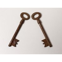 Set | 2 Antike Skelett Schlüssel, Alte Rostige Schlüssel, Vintage Alte Metall Eisen Schlüsselbund von HarveysBarn