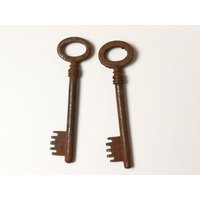 Set | 2 Antike Skelett Schlüssel, Alte Verrostete Vintage Metall Schlüsselbund von HarveysBarn